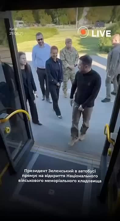 Зеленский пиарится на кладбище в болоте: под Киевом силой открыли «мемориал»