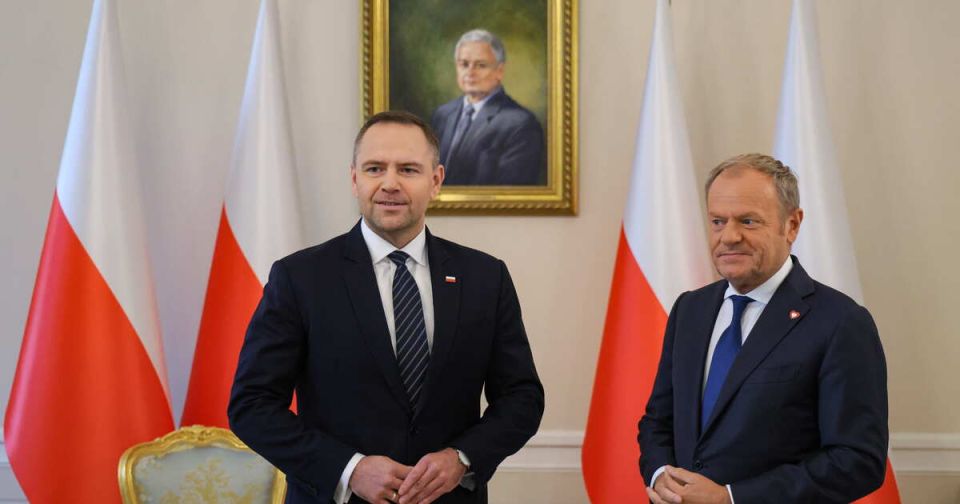 FT: ссора Навроцкого и Туска может лишить Украину помощи от Польши