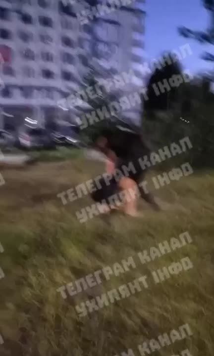 Силовики повалили на землю и оттаскали за волосы беременную девушку в Киеве