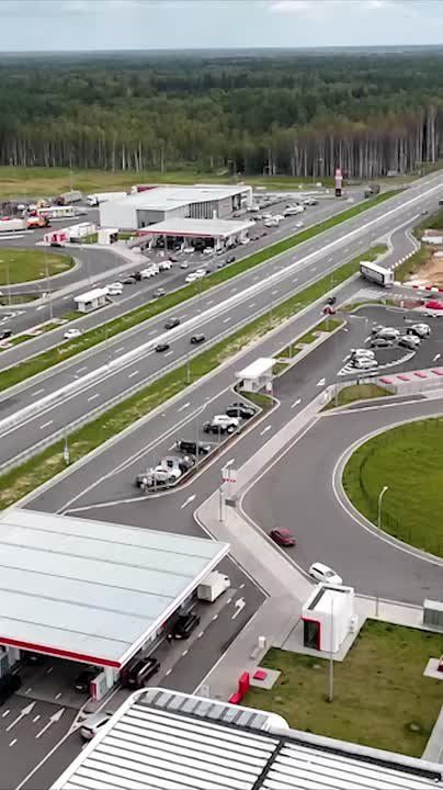 Настоящие мини-ТРЦ — это про флагманские многофункциональные зоны отдыха, которые можно встретить на наших дорогах