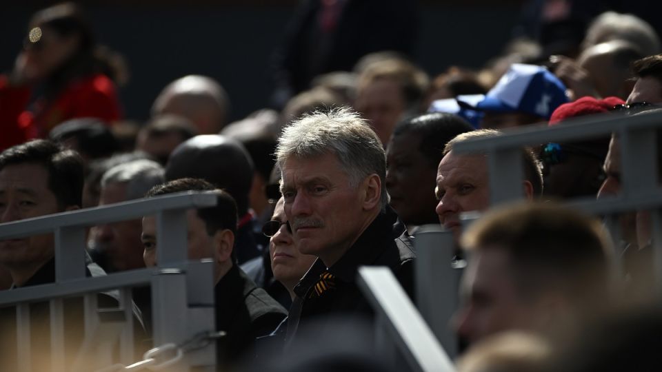 Путин пошутил над Песковым на пресс-конференции: назвал его одним словом