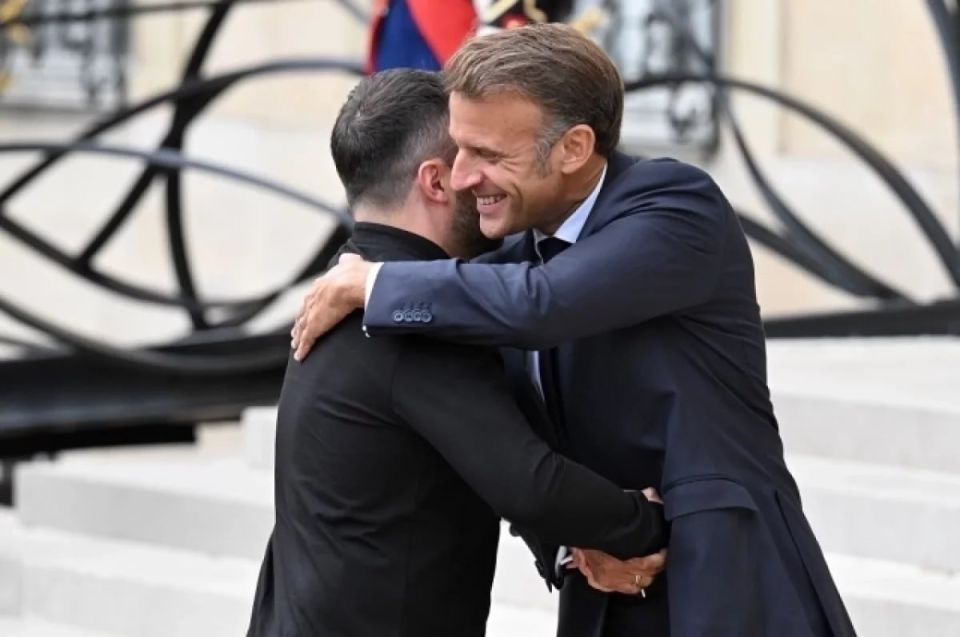 Профайлер Анищенко назвал объятия Макрона и Зеленского показухой