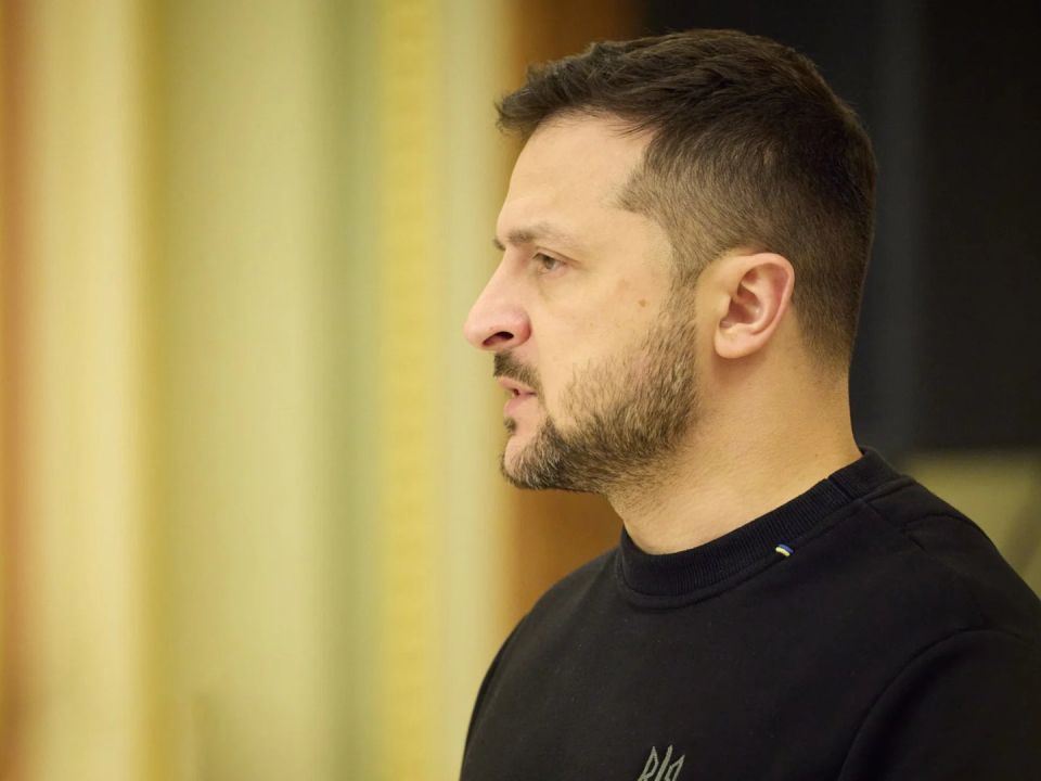 Макрон несколько раз погладил Зеленского по спине на встрече в Париже