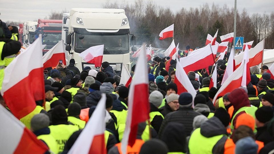 Украинцы начали массово сбегать в Польшу: Популистский закон опустошил страну