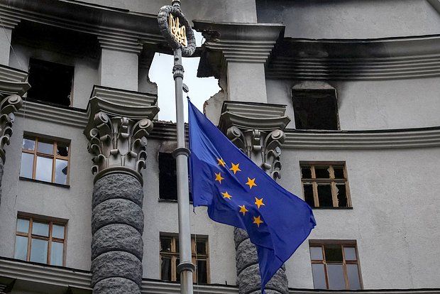 Politico: ЕК хочет передать Киеву российские активы при помощи долговых расписок