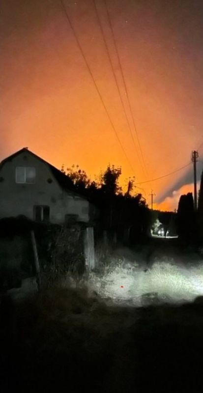 Владимир Рогов: Взрыбухи под Киевом. В Киевской области после прилётов произошло возгорание на нефтебазе недалеко от города Васильков, сообщают инфопомойки ЗеРейха