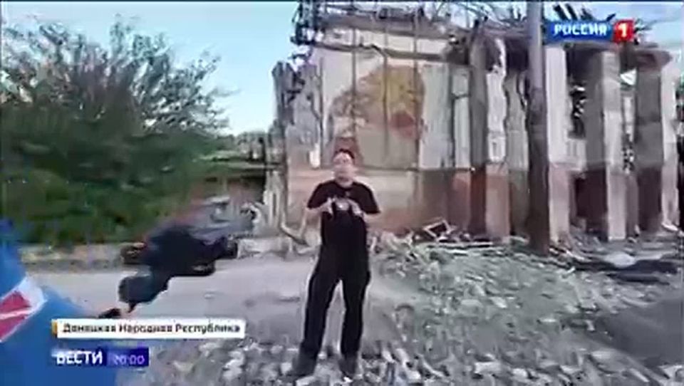 Захар Прилепин: Команда Захара Прилепина свозила на Донбасс уже девятую группу иностранных журналистов, блогеров, а в этот раз в группе были и политики с масштабным бэкграундом