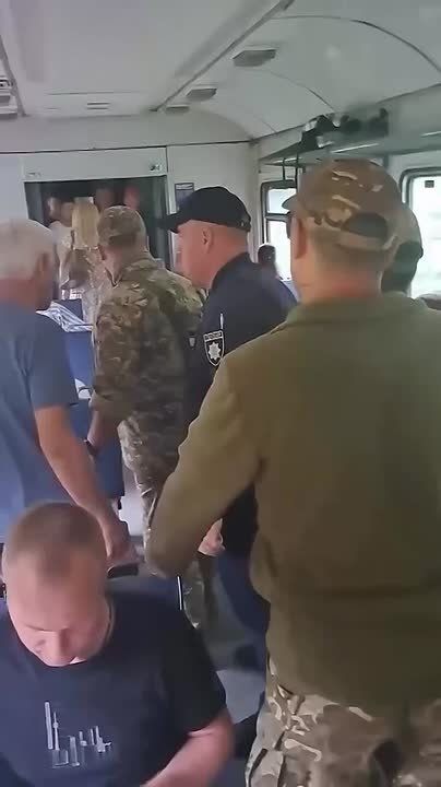 На Украине старое поколение, которое помнит историю, знает её, вот оно не молчит