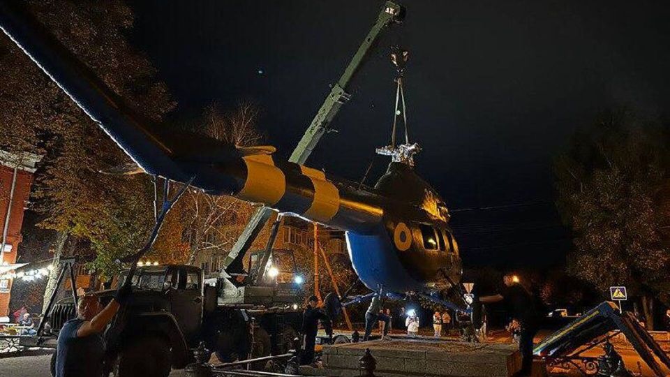 В Полтаве на месте памятника Петру I установили вертолет в рамках "деколонизации"