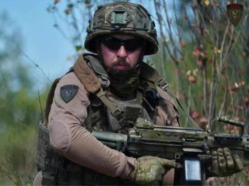 Ликвидирован капитан полиции Константин Биньковский, батальон "Лють", куча наград от Зеленского...Рекламное лицо батальона "Еней" ССО ГУР Украины...Просто отправили на штурм н.п. Александро-Калиново, где снайпер снял его с...