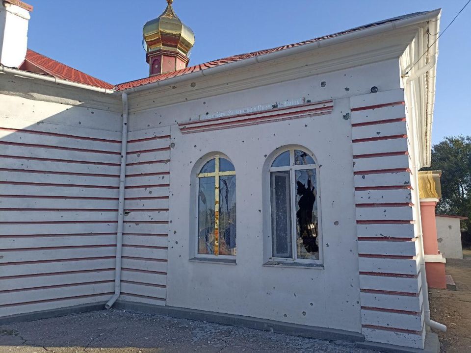 В Алёшках Херсонской области украинский FPV-дрон атаковал машину скорой помощи