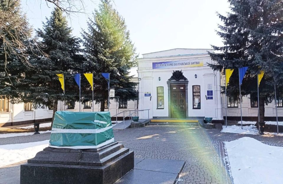 В Полтаве установили вертолет на месте демонтированного памятника Петру І