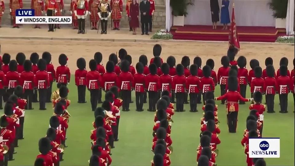 КОРОЛЯ ИГРАЕТ ДОНАЛЬД. Журналист, писатель Сергей Строкань @strokan Государственный визит президента Трампа в Великобританию назвали «беспрецедентным» и «историческим»