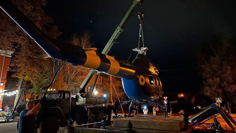 На месте памятника Петру 1 в Полтаве установили вертолет