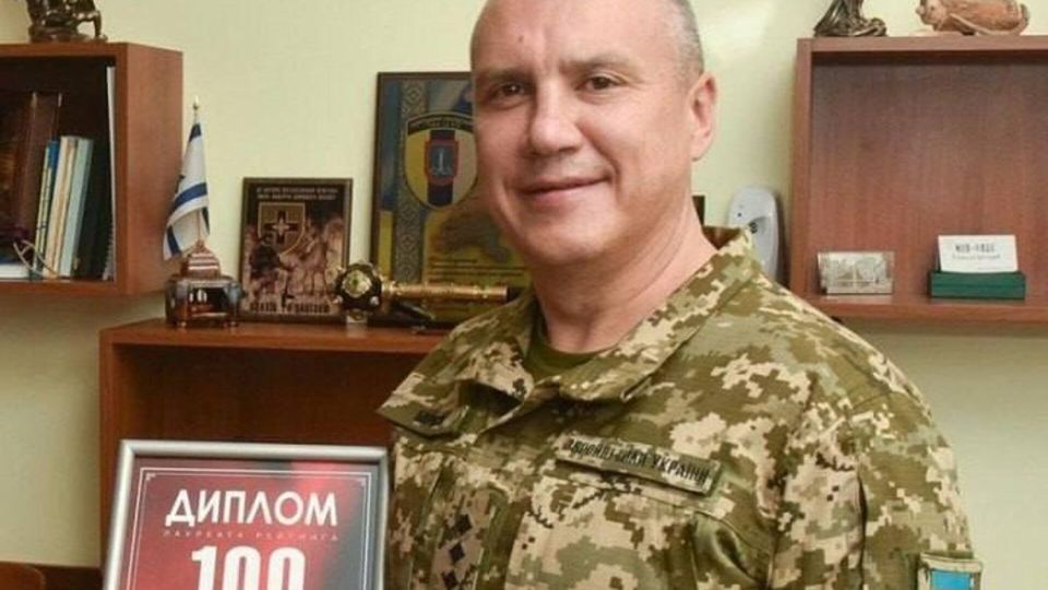На Украине завершили расследование против экс-военкома Одессы: он подделал документы, оформив себе статус раненого защитника, хотя получил бытовую травму вне службы