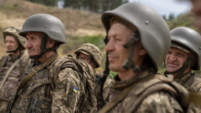 Эксперт рассказал, почему Зеленский разрешил украинцам старше 60 лет служить в ВСУ