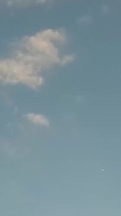 Момент перехвата ракетой AIM-9 с истребителя F-16 ВС Украины российского дрона-камикадзе «Герань-2»