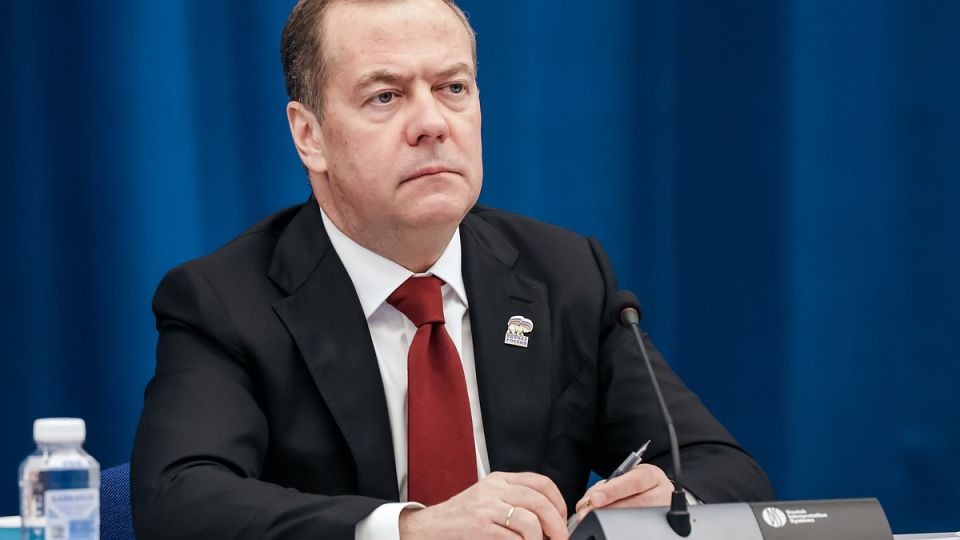 "Клоунам аплодируем стоя": Медведев раскритиковал создание международной претензионной комиссии для Украины