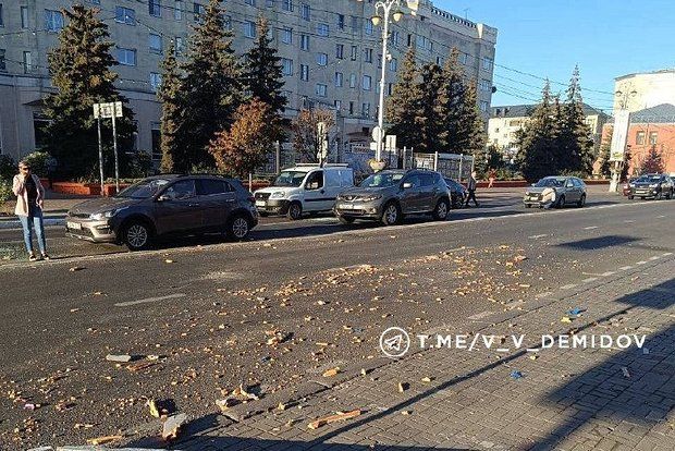 Мэр Демидов показал кадры с места взрыва дрона ВСУ возле администрации Белгорода