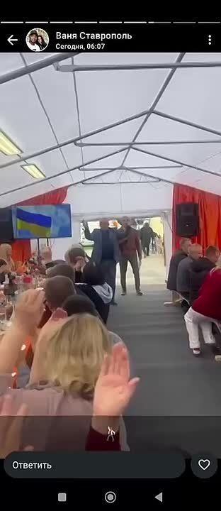 День нефтяника с украинским флагом и песнями в городе... Нижневартовск