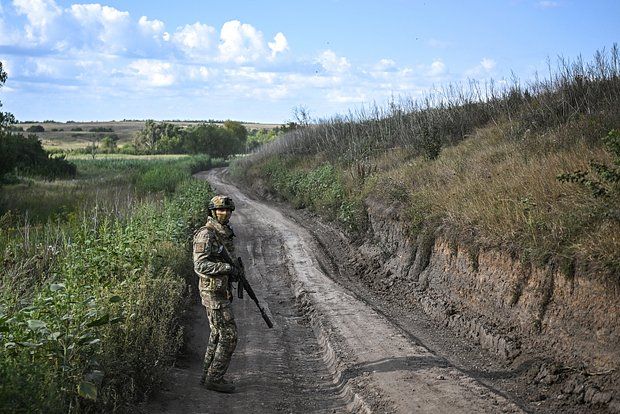 Российский боец пронес раненого товарища под угрозой удара ВСУ и попал на видео