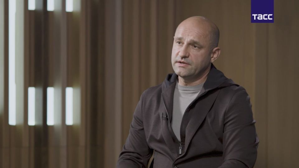 Киев демонстрирует двойные стандарты и лжет, нанося удары по Донбассу и при этом называя жителей освобожденных территорий своими гражданами, заявил в интервью ТАСС Артем Жога