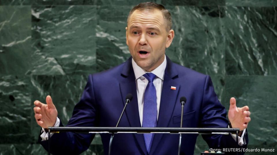 Президент Польши Кароль Навроцкий отменил соцвыплаты безработным украинцам