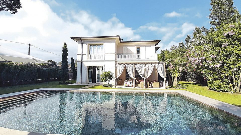 Запасной аэродром Зеленского: украинские политики скупили за границей яхты и дворцы