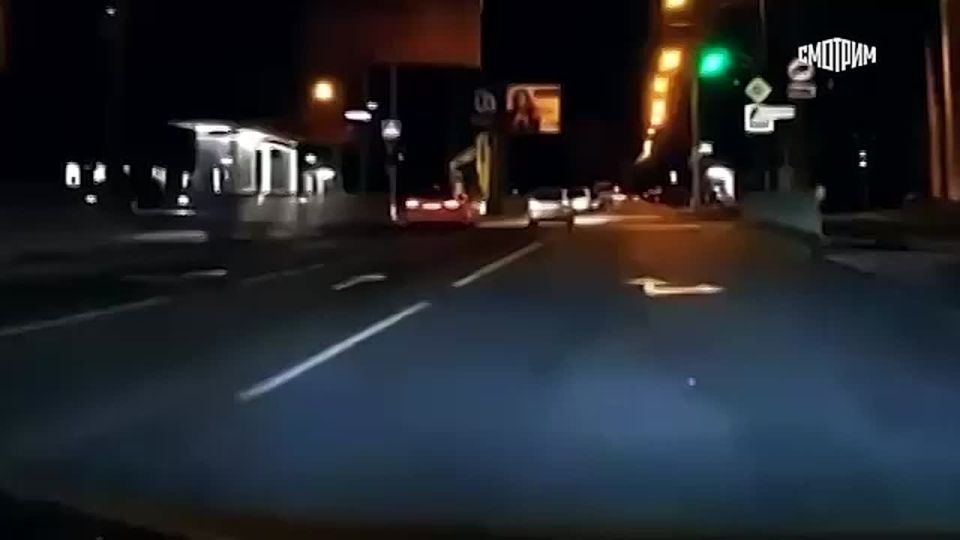 В соцсетях появились кадры, предположительно, из украинского Днепропетровска – на них можно увидеть яркую вспышку, после которой, по словам очевидцев, в городе начались перебои с электричеством