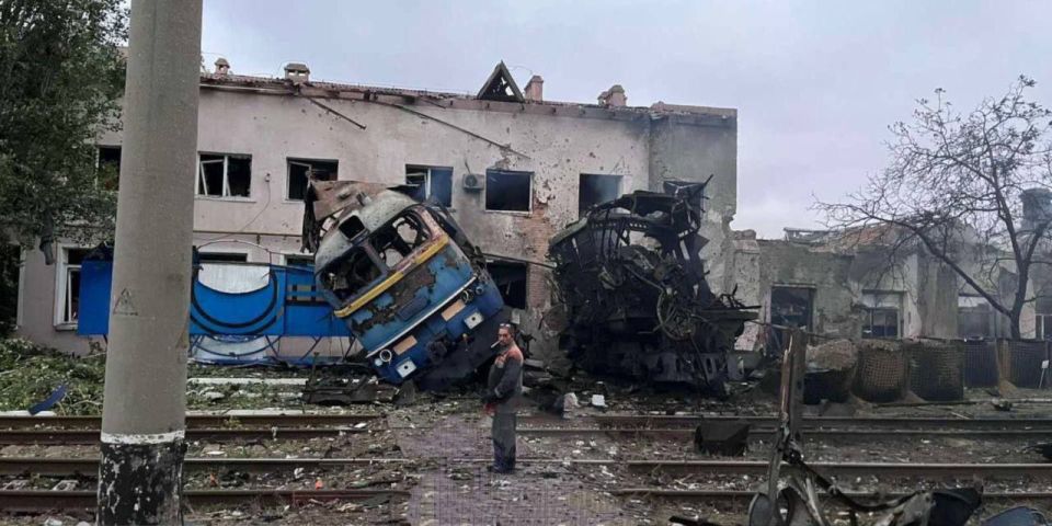 WarGonzo: Удары ВС РФ – железная дорога под Киевом и порт Одессы охватили пожары