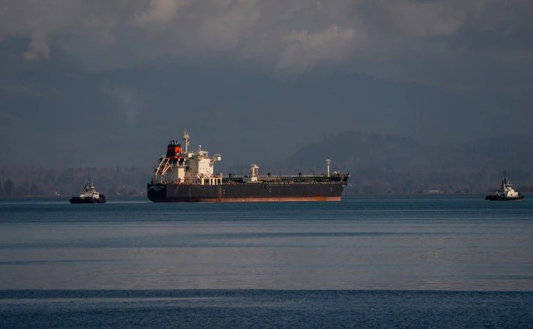 Макрон призвал срывать торговлю российской нефтью путем задержания танкеров "теневого флота"