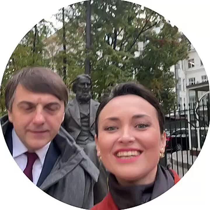 ����� � 10 �������� ������� �������, ������������� �� ���, � ����� 10 ����������, ������� ���������� � ������������������ ����������� �� �������, �������� ������� �����������