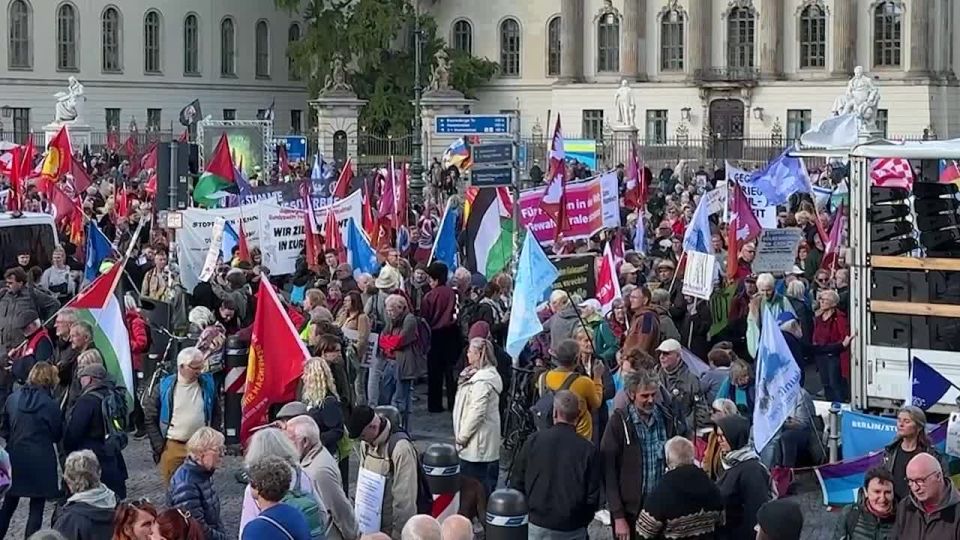 В Берлине проходит массовая демонстрация за мир и против поставок оружия Киеву и Израилю