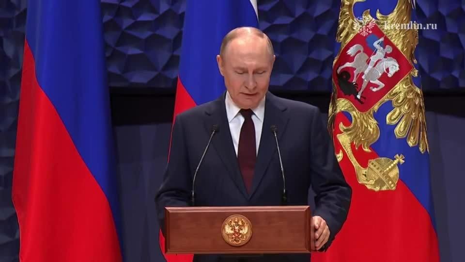 Путин отметил значение учителя, Украина списывает потерю коньяка на СВО. Новости к 18.40