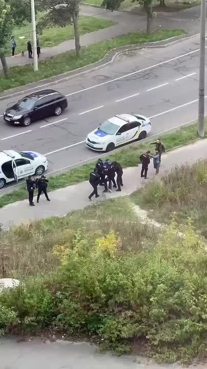 Киев. Обратите внимание на количество людей в форме, которые не могу защищать свою страну 404