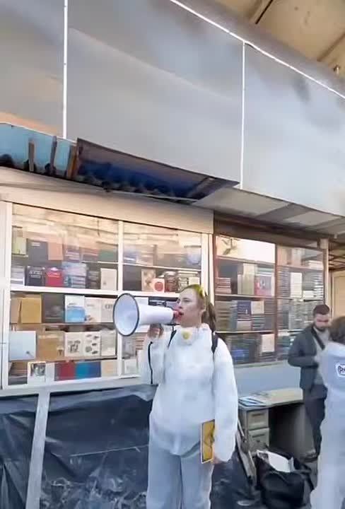 Мовные активисты в Киеве устроили погромы на книжных рынках «Почайна» и «Букинист»