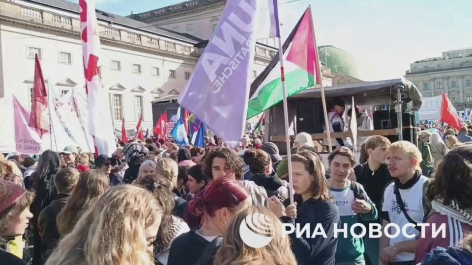 В Берлине в День германского единства проходит многотысячная демонстрация, передает корреспондент РИА Новости