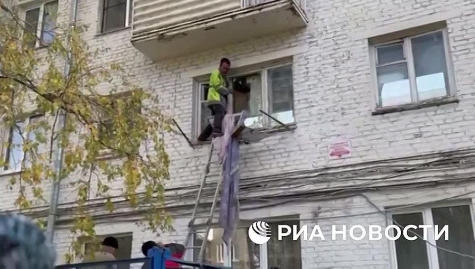 Судебные приставы начали принудительно очищать от хлама квартиру уфимки, которая не могла выбраться из жилища из-за гор мусора, сообщили РИА Новости в пресс-службе ФССП по Башкирии