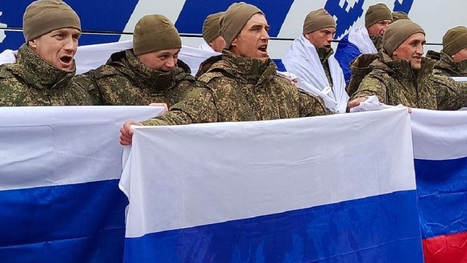 Освобождённые из плена военнослужащие и гражданские вернулись в РФ