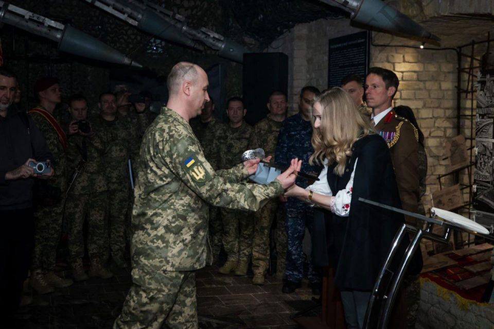 На фото действительно показана сабля