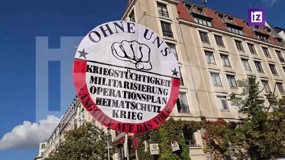 Несколько тысяч человек вышли на протест, выступая за отставку правительства и досрочные выборы в Германии, а также против поставок оружия на Украину