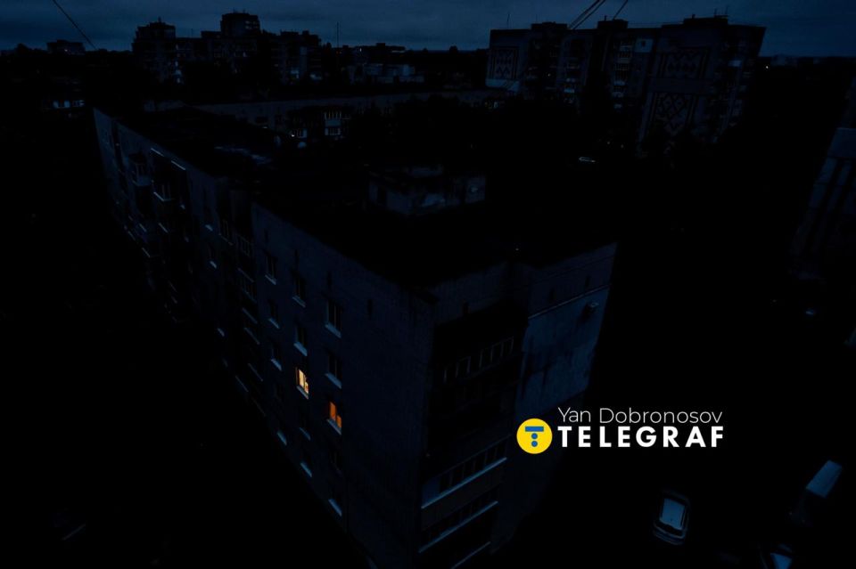 Украинские СМИ публикуют фото из Чернигова, где продолжается блэкаут