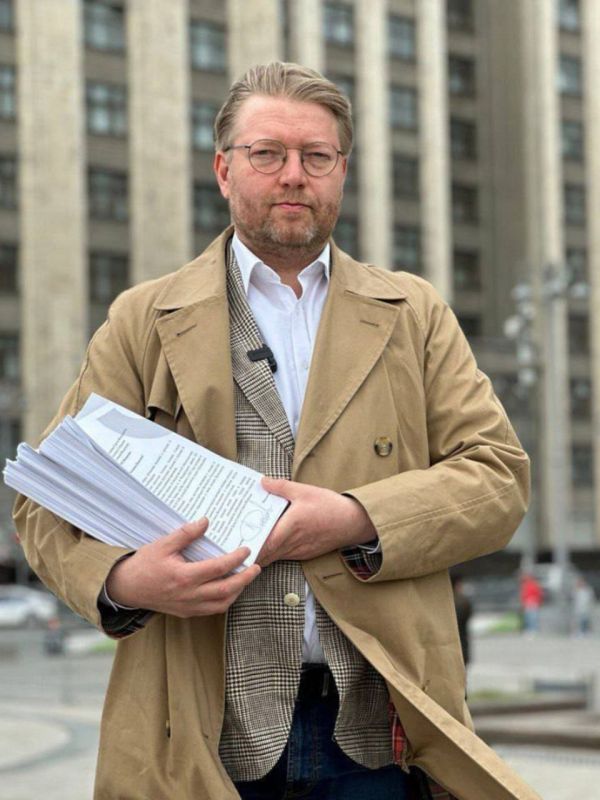 Председатель партии "Яблоко" Николай Рыбаков мог тайно выйти замуж за своего бойфренда — украинца Алэна Энумбу