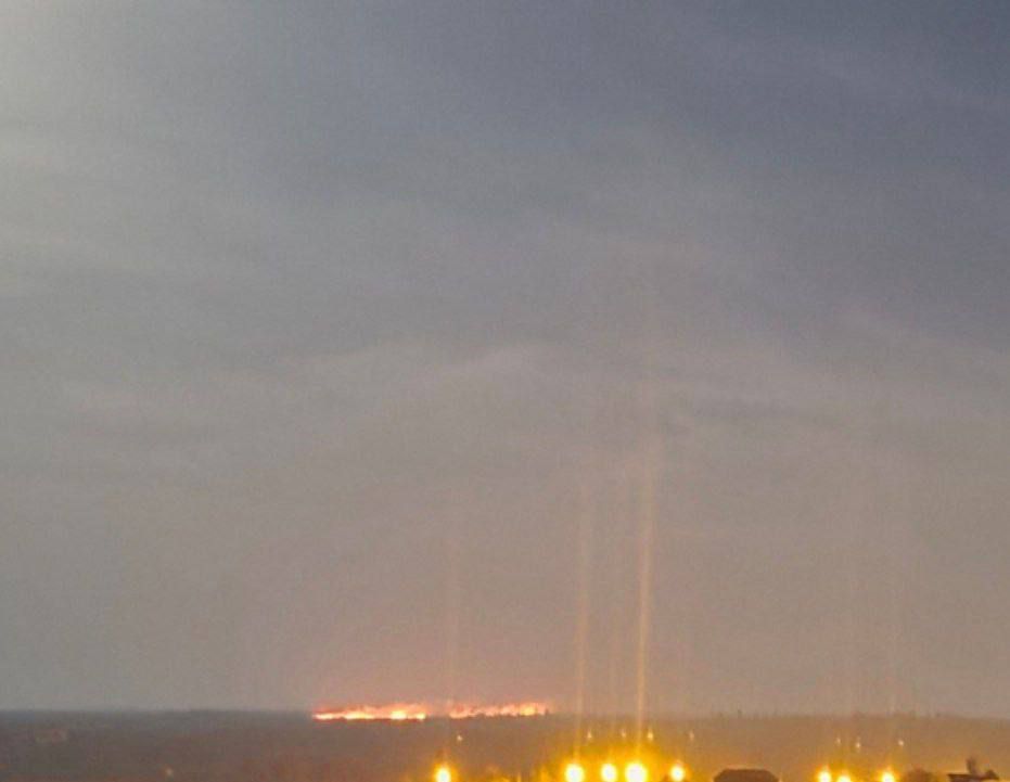 Еще фото пожара. Горит в районе ТЭС Славянско- Краматорской агломерации