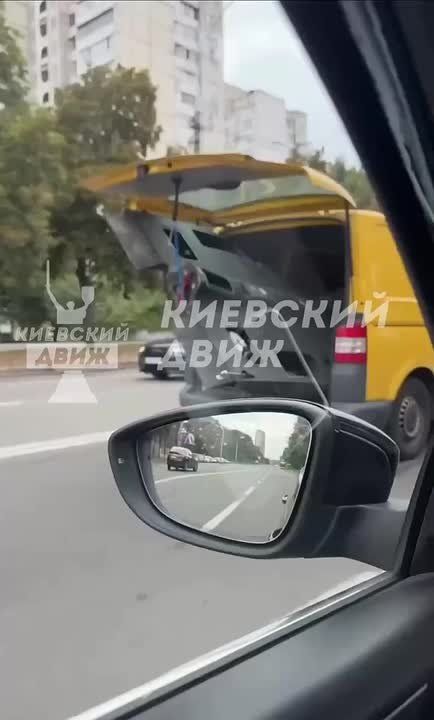 По Киевской улице в желтом микроавтобусе куда-то везут изделие, похожее на БПЛА «Герань»