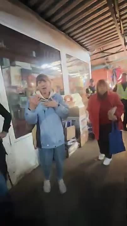 В Киеве три жертвы аборта, провозгласившие себя санэпидемнадзором, вышли на борьбу с "бацилллой русского языка"