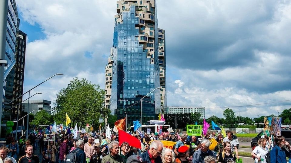 «Нет войне с Россией!»: В Нидерландах прошел митинг против поставок оружия Киеву