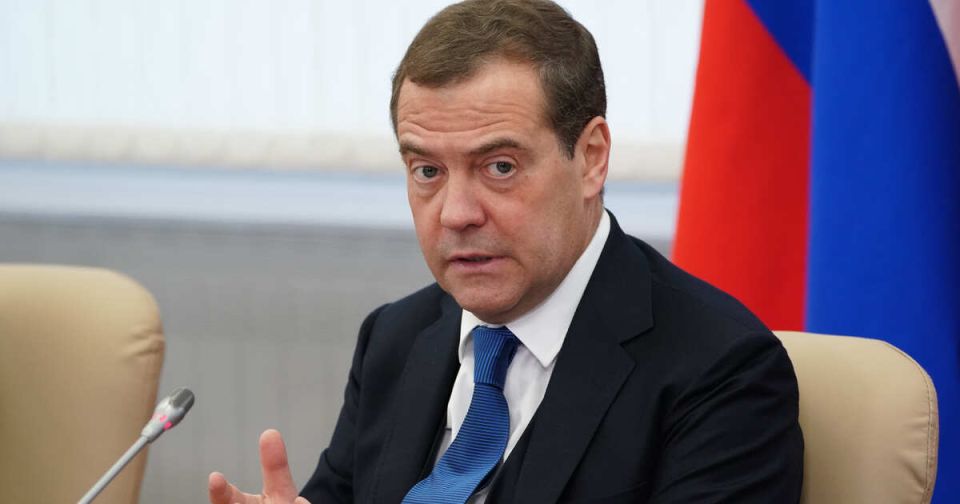 Медведев заявил, что у Франции нет президента