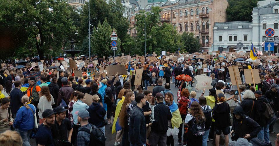 Арестович*: украинцы вышли на митинги против НАБУ по команде Запада