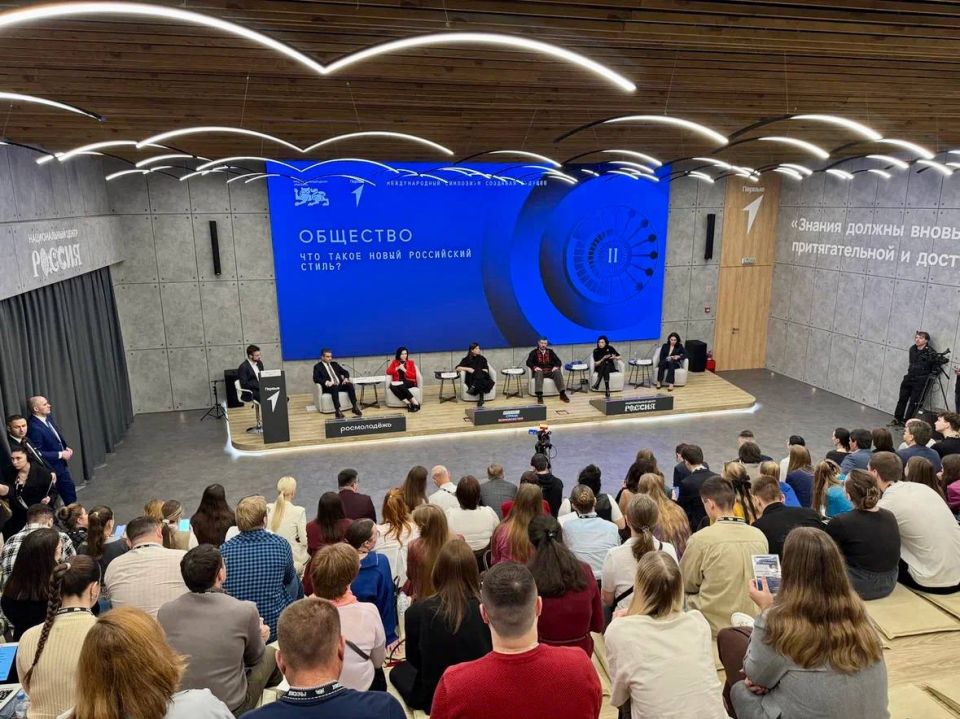 «Народные промыслы — лаборатория будущего»: в Москве обсудили Новый российский стиль